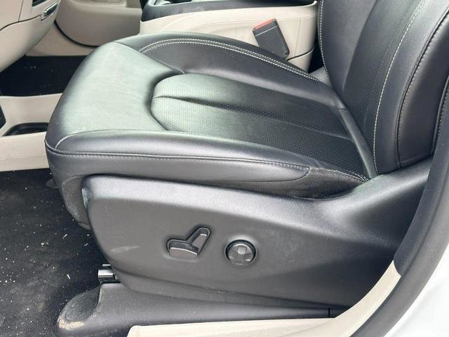 Used 2024 Chrysler Pacifica Touring-L image 19
