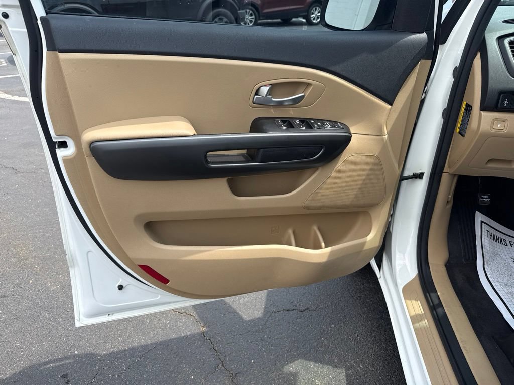 Used 2018 Kia Sedona LX w/ LX Essentials Premium Package FWD image 10