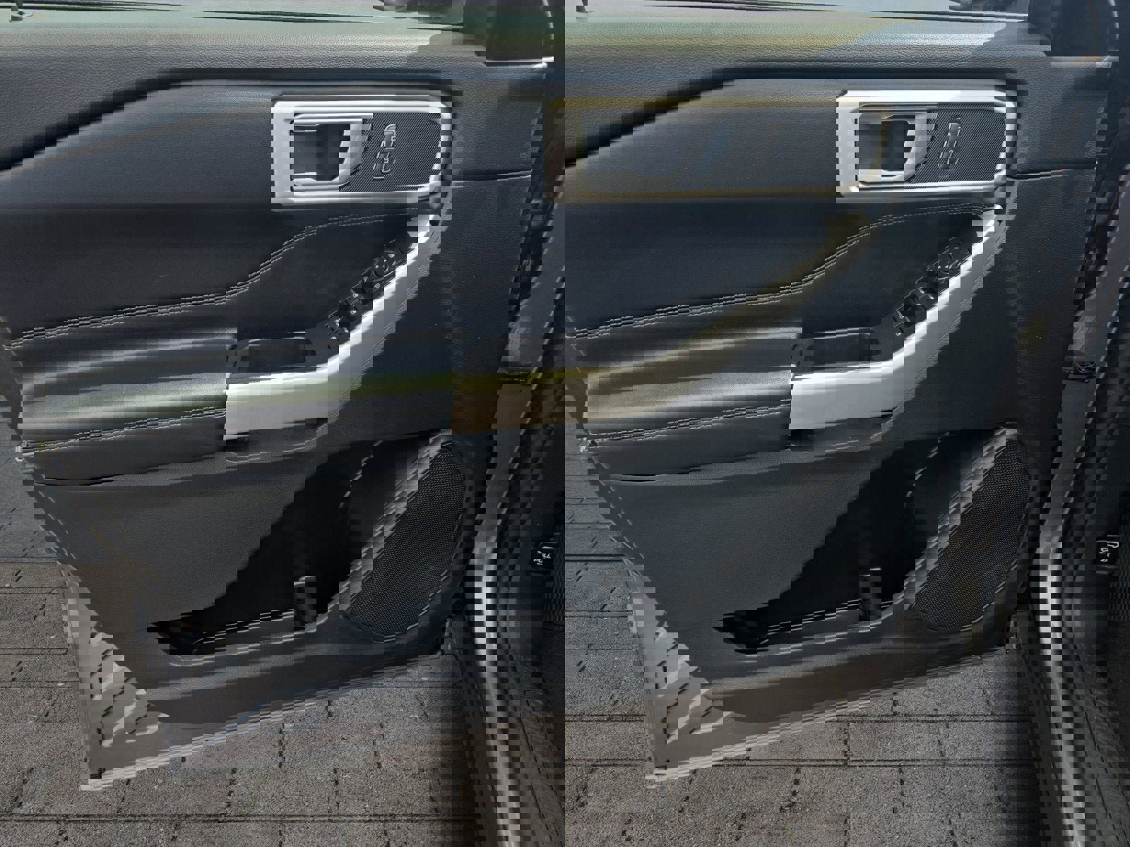 Certified 2022 Ford Explorer XLT w/ Equipment Group 202A image 10