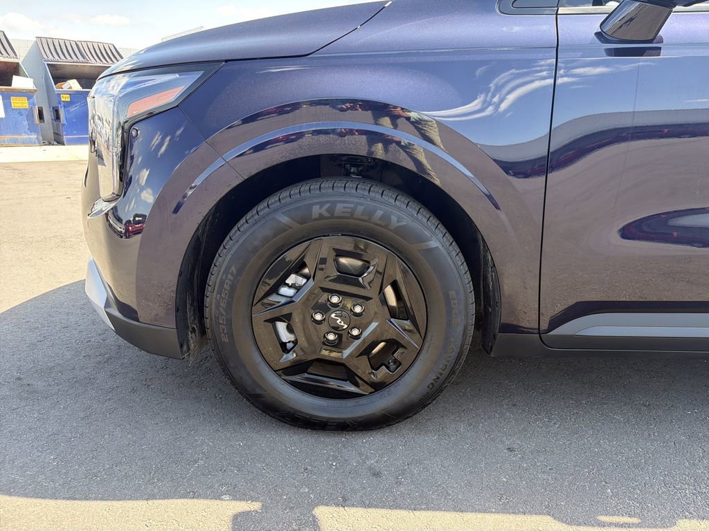 Used 2025 Kia Carnival FWD image 33