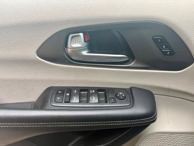 Used 2024 Chrysler Pacifica Touring-L FWD image 17