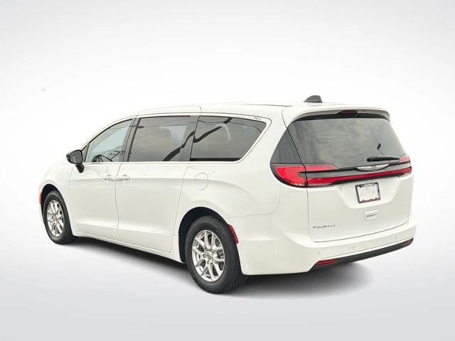 Used 2024 Chrysler Pacifica Touring-L FWD image 6