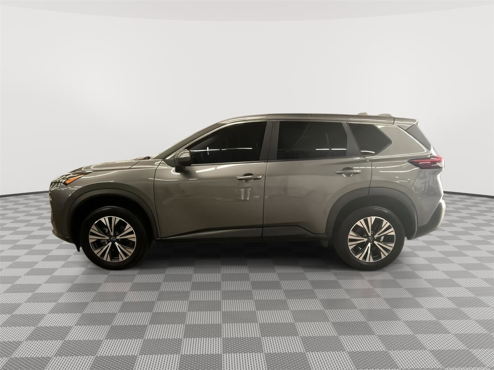 Used 2023 Nissan Rogue SV image 2