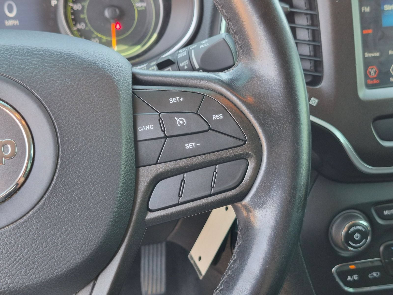 Used 2020 Jeep Cherokee Trailhawk AWD/4WD image 20