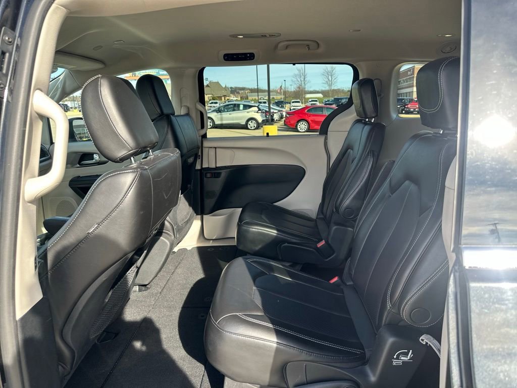 Used 2023 Chrysler Pacifica Touring-L image 35