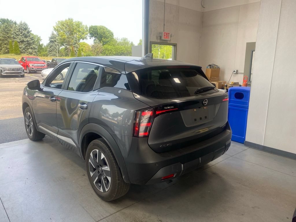 Used 2025 Nissan Kicks SV AWD/4WD image 3