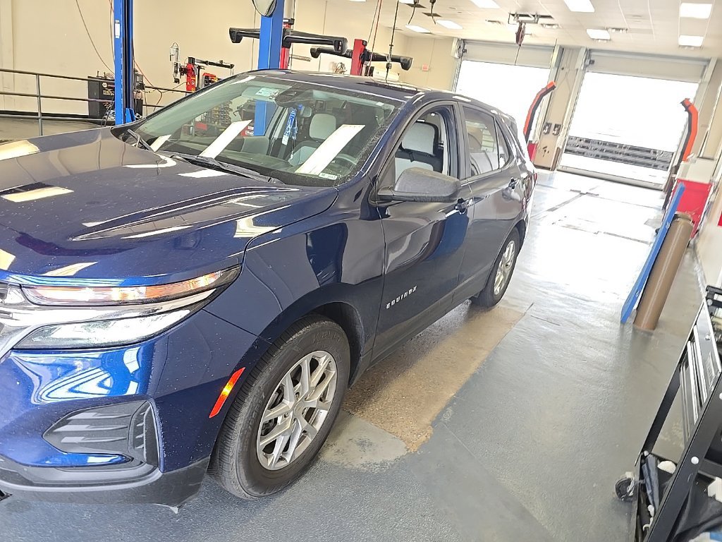 Used 2022 Chevrolet Equinox LS w/ LS Convenience Package FWD image 2