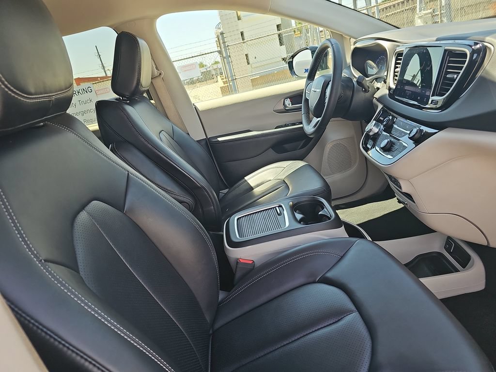 Used 2024 Chrysler Pacifica Touring-L FWD image 10