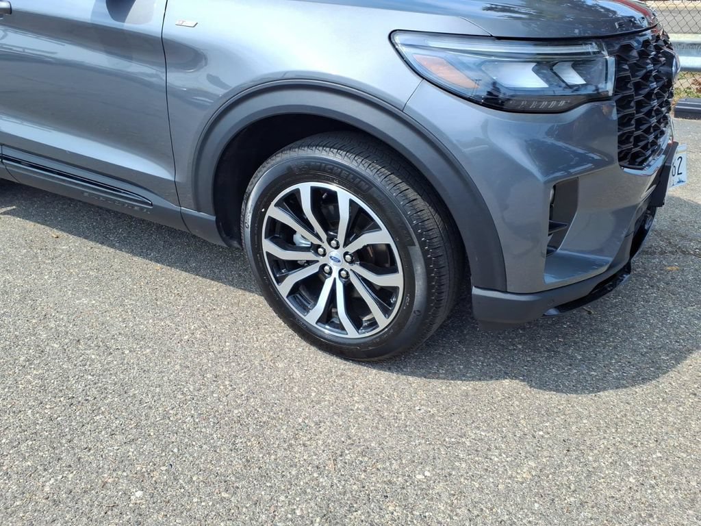 Certified 2025 Ford Explorer ST-Line AWD/4WD image 5