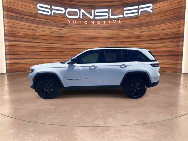 Used 2025 Jeep Grand Cherokee Altitude AWD/4WD image 2
