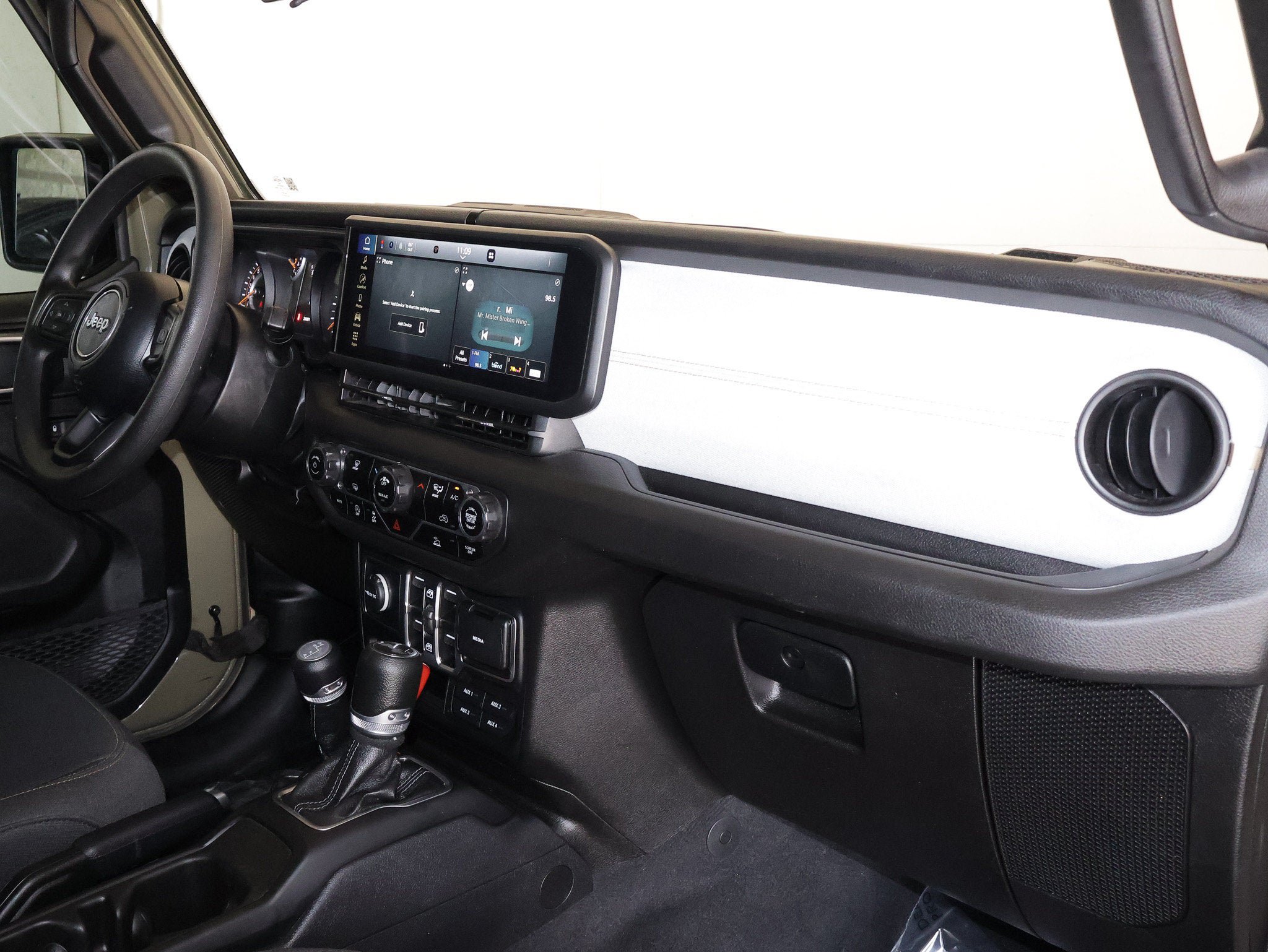 Used 2025 Jeep Wrangler Unlimited Sport AWD/4WD image 41