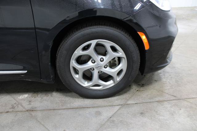 Used 2023 Chrysler Pacifica Limited FWD image 38