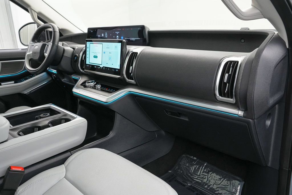 Certified 2025 Ford Expedition Platinum image 29
