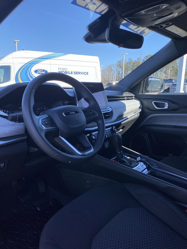 Used 2024 Jeep Compass Sport image 10