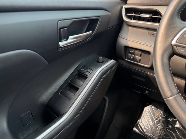 Used 2020 Toyota Highlander XLE AWD/4WD image 37