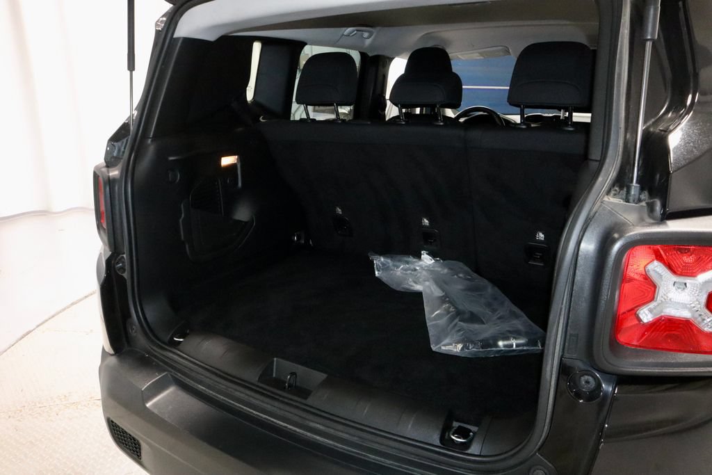 Used 2023 Jeep Renegade Latitude w/ Premium Group AWD/4WD image 15
