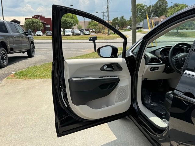 Used 2024 Chrysler Pacifica Touring-L FWD image 13