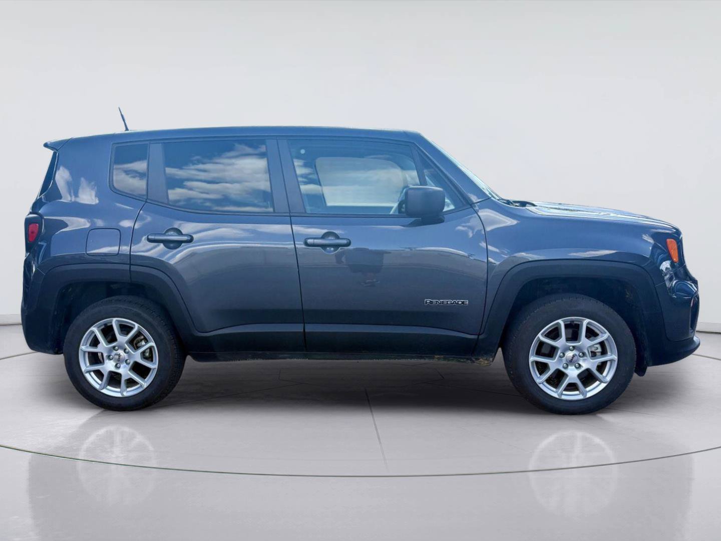 Used 2023 Jeep Renegade Latitude AWD/4WD image 2
