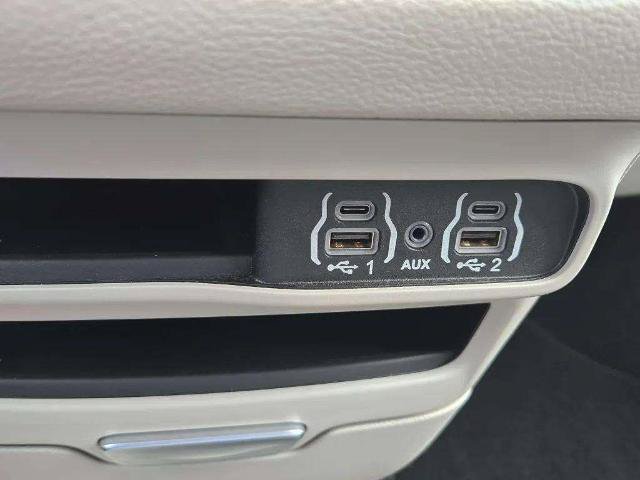 Used 2024 Chrysler Pacifica Limited FWD image 13