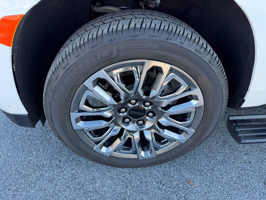 Used 2024 GMC Yukon Denali Ultimate AWD/4WD image 10