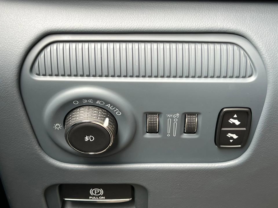 Used 2023 Jeep Grand Wagoneer Series III w/ Rear Seat Video Group 1 image 24