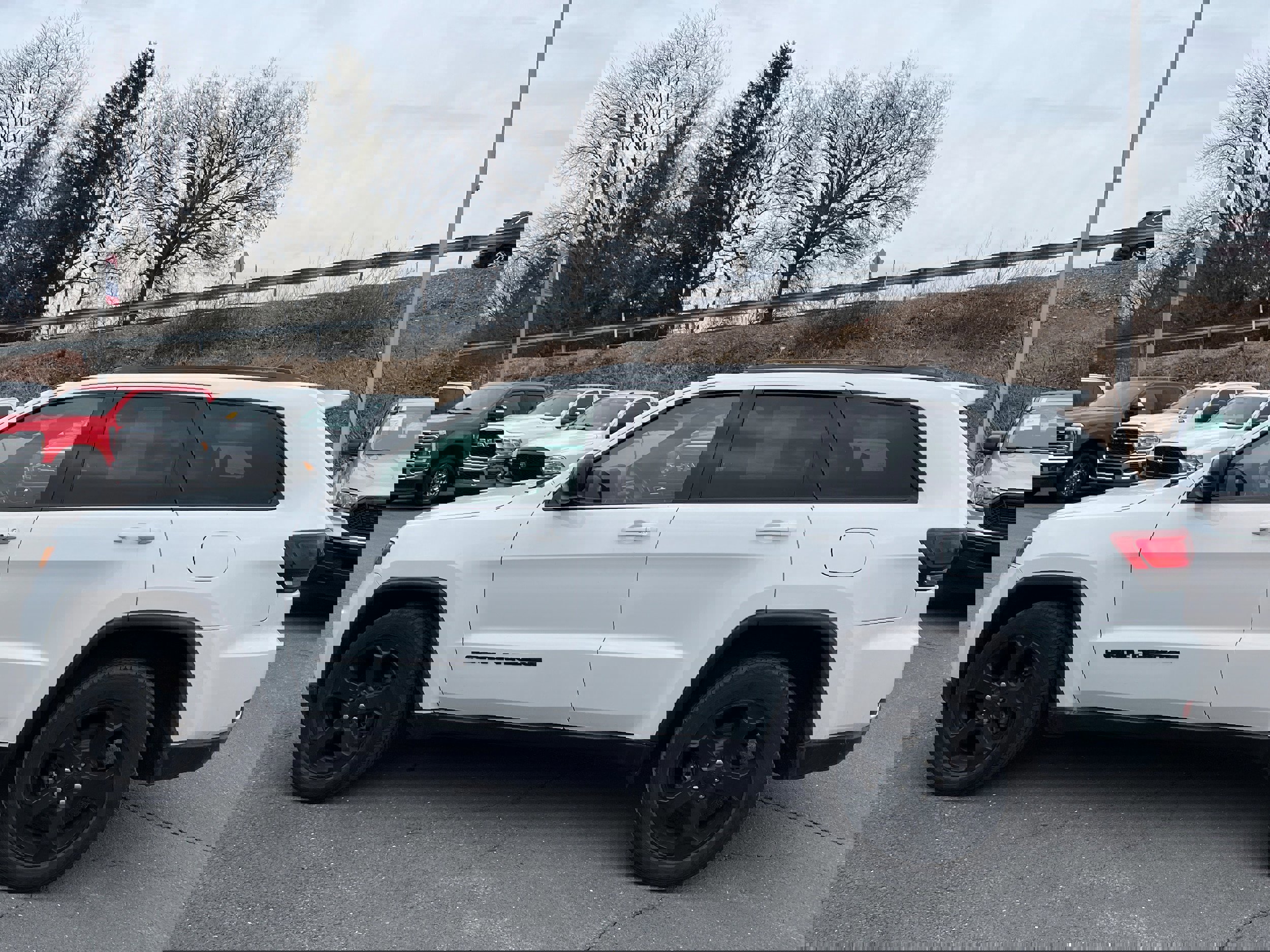 Used 2019 Jeep Grand Cherokee Laredo image 3