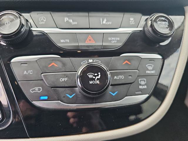 Used 2024 Chrysler Pacifica Touring-L FWD image 22
