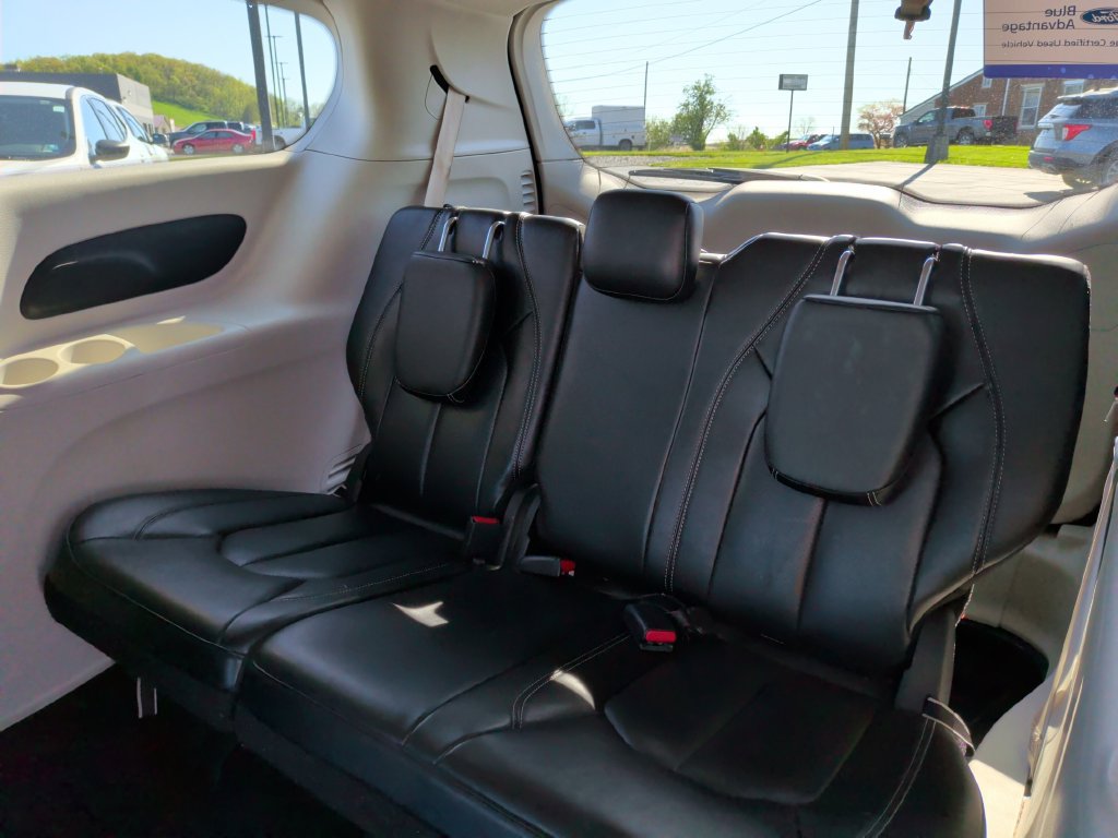 Used 2023 Chrysler Pacifica Touring-L FWD image 18