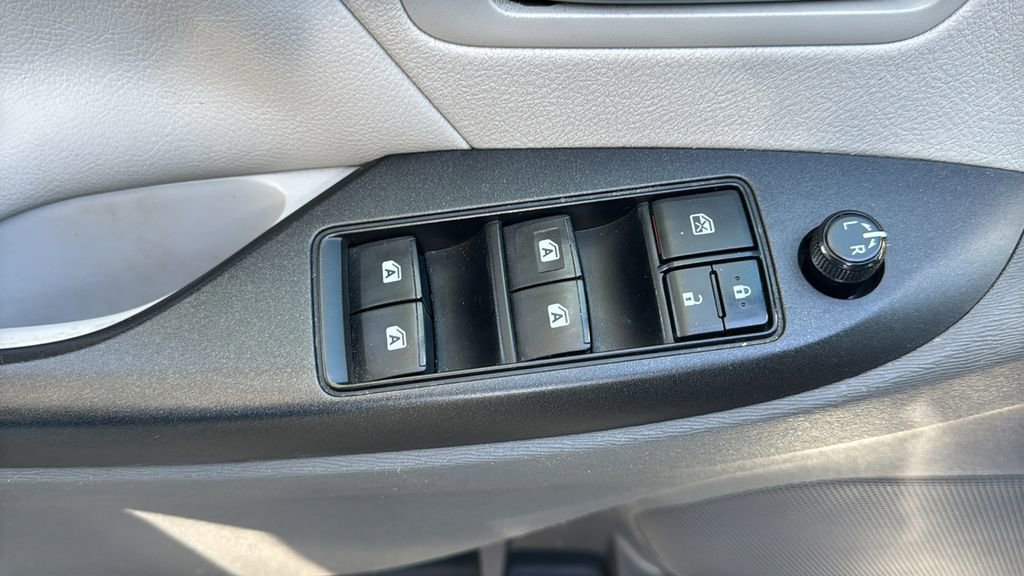 Used 2019 Toyota Sienna LE w/ Carpet Mat Package FWD image 19