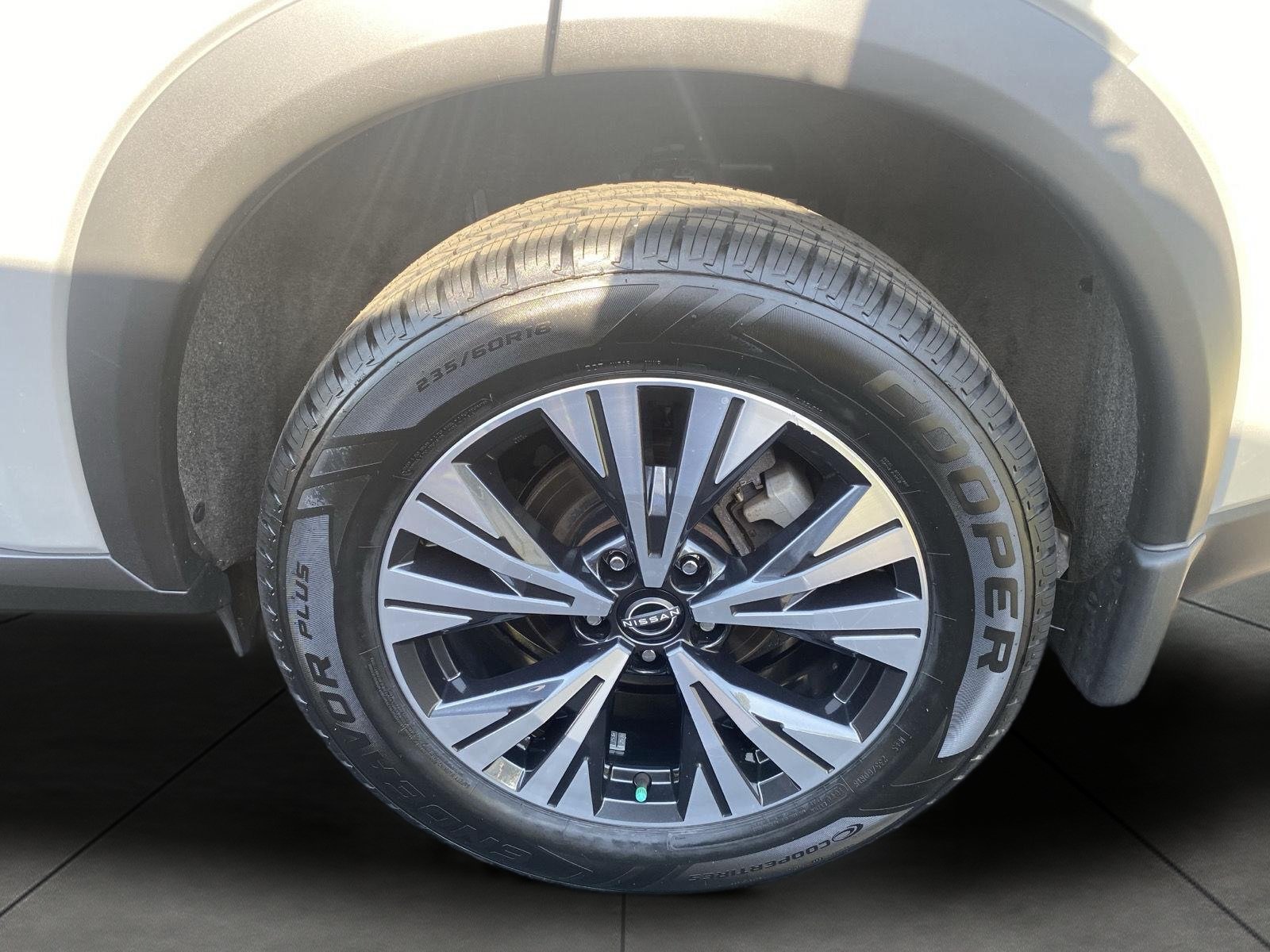 Used 2023 Nissan Rogue SV AWD/4WD image 8