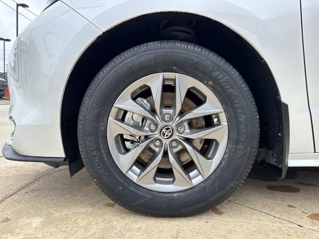 Used 2024 Toyota Sienna XLE image 5