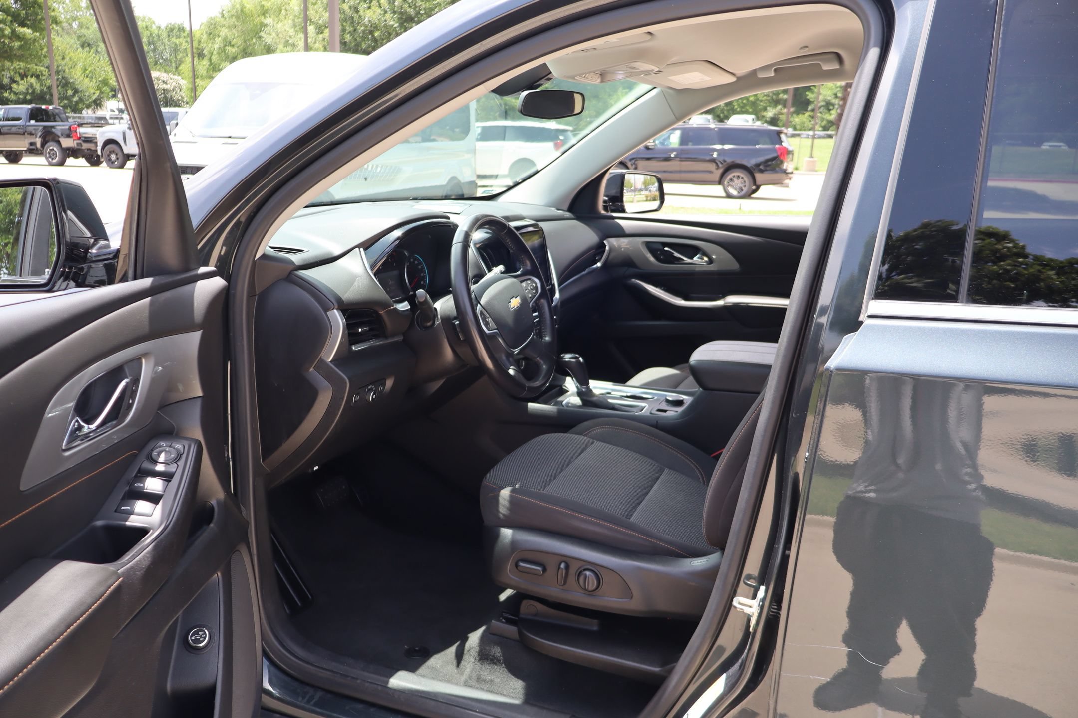 Used 2020 Chevrolet Traverse LT FWD image 24