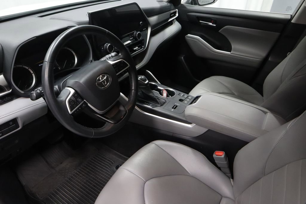 Used 2023 Toyota Highlander XLE FWD image 22