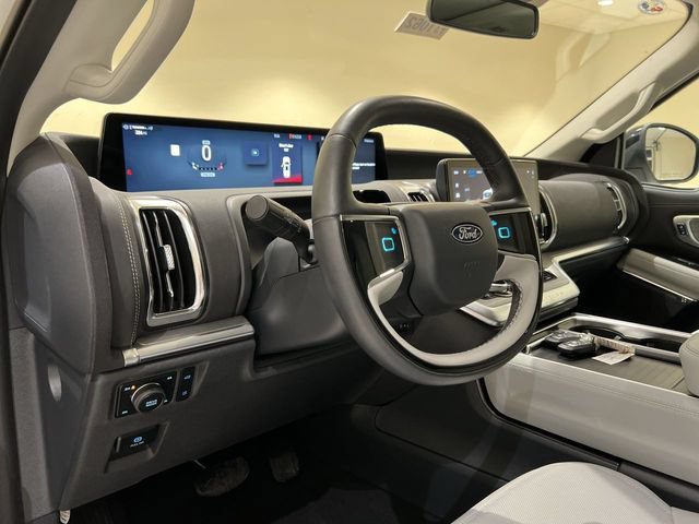 Certified 2025 Ford Expedition Max Platinum w/ Driver's Package AWD/4WD image 9