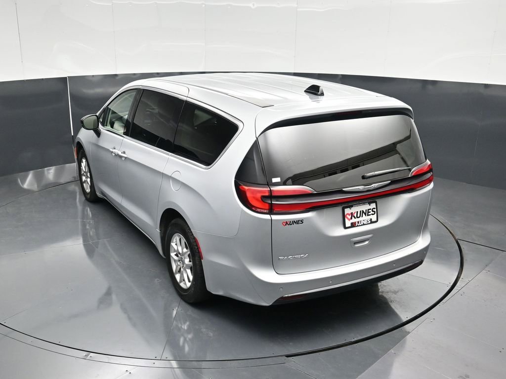 Used 2024 Chrysler Pacifica Touring-L image 44