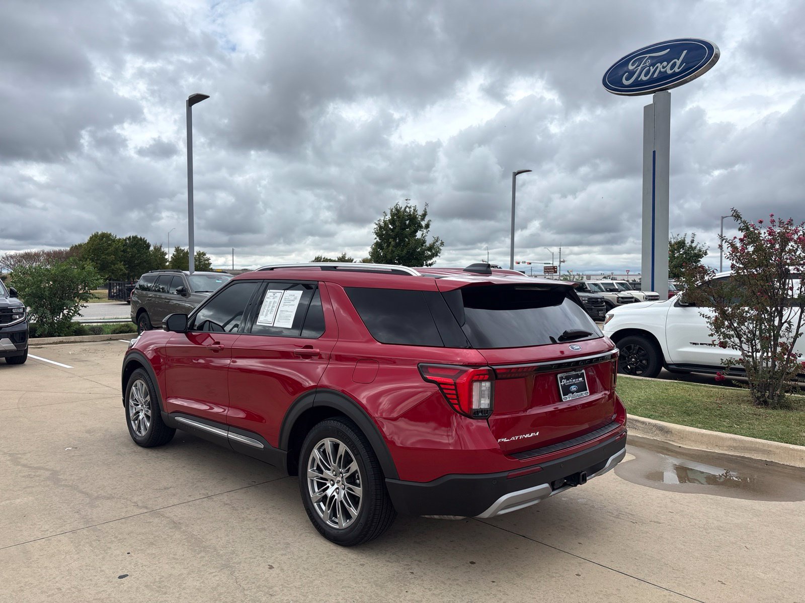 Certified 2025 Ford Explorer Platinum RWD image 3