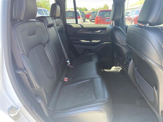 Used 2025 Jeep Grand Cherokee Altitude AWD/4WD image 35