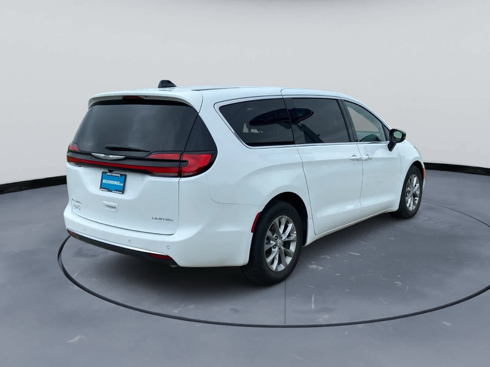 Used 2026 Chrysler Pacifica Limited FWD image 4