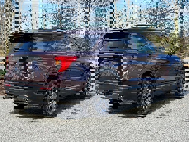 Certified 2022 Ford Explorer XLT w/ Equipment Group 202A image 5