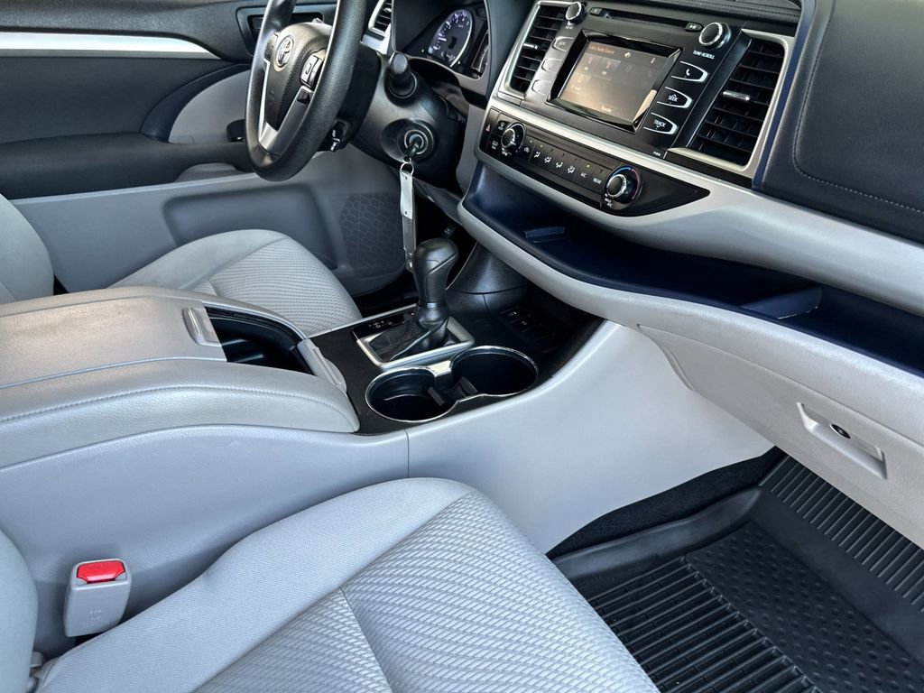 Used 2019 Toyota Highlander LE FWD image 16