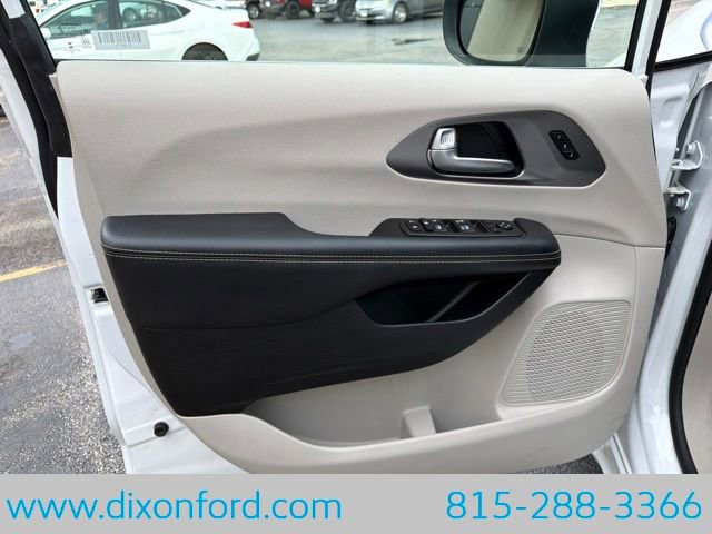 Used 2023 Chrysler Pacifica Touring-L FWD image 24