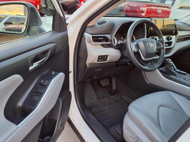 Used 2023 Toyota Highlander XLE image 7