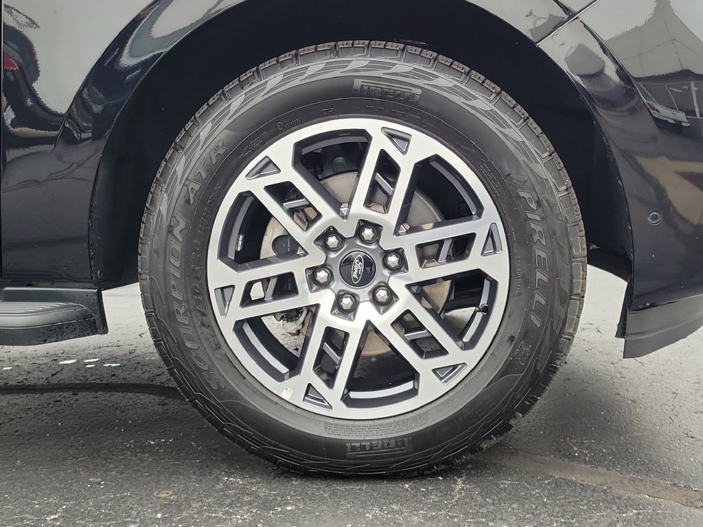 Certified 2025 Ford Expedition Active AWD/4WD image 9