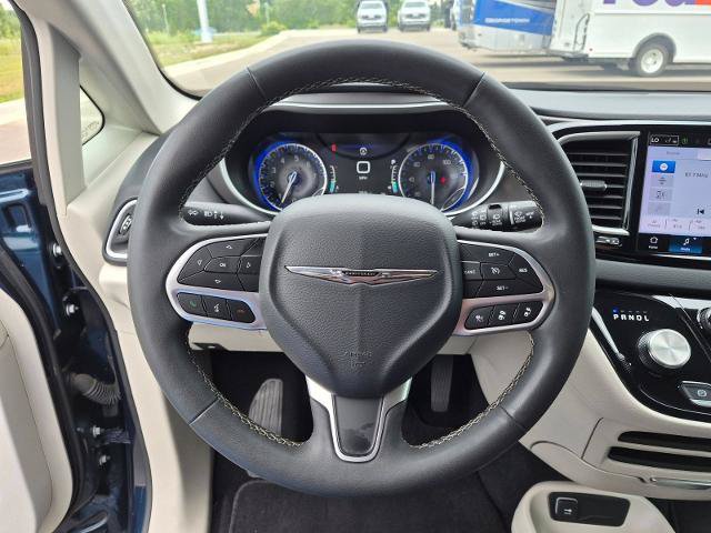 Used 2023 Chrysler Pacifica Touring-L FWD image 17