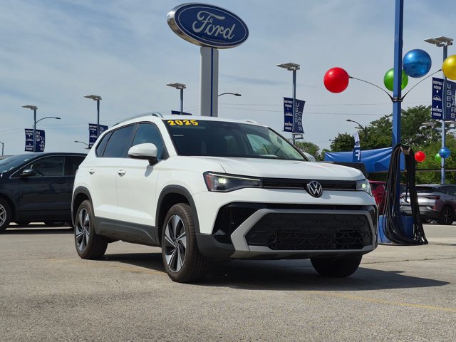 Used 2025 Volkswagen Taos SE AWD/4WD image 2
