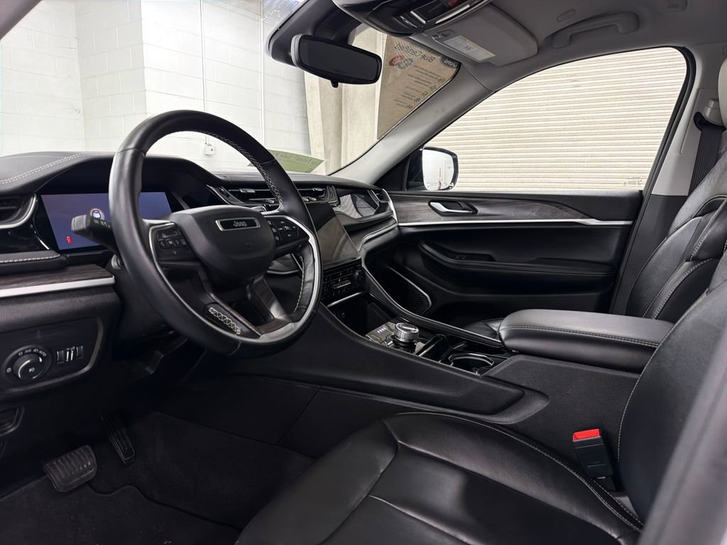 Used 2022 Jeep Grand Cherokee L Limited w/ Black Appearance Package AWD/4WD image 6
