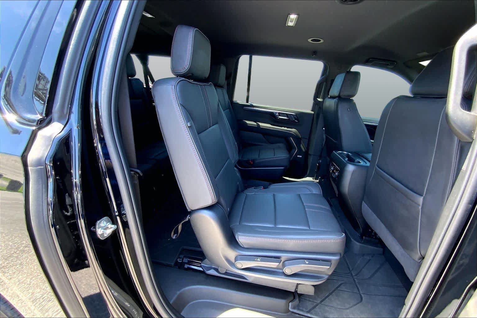 Used 2025 Chevrolet Suburban RST w/ Comfort Package AWD/4WD image 19