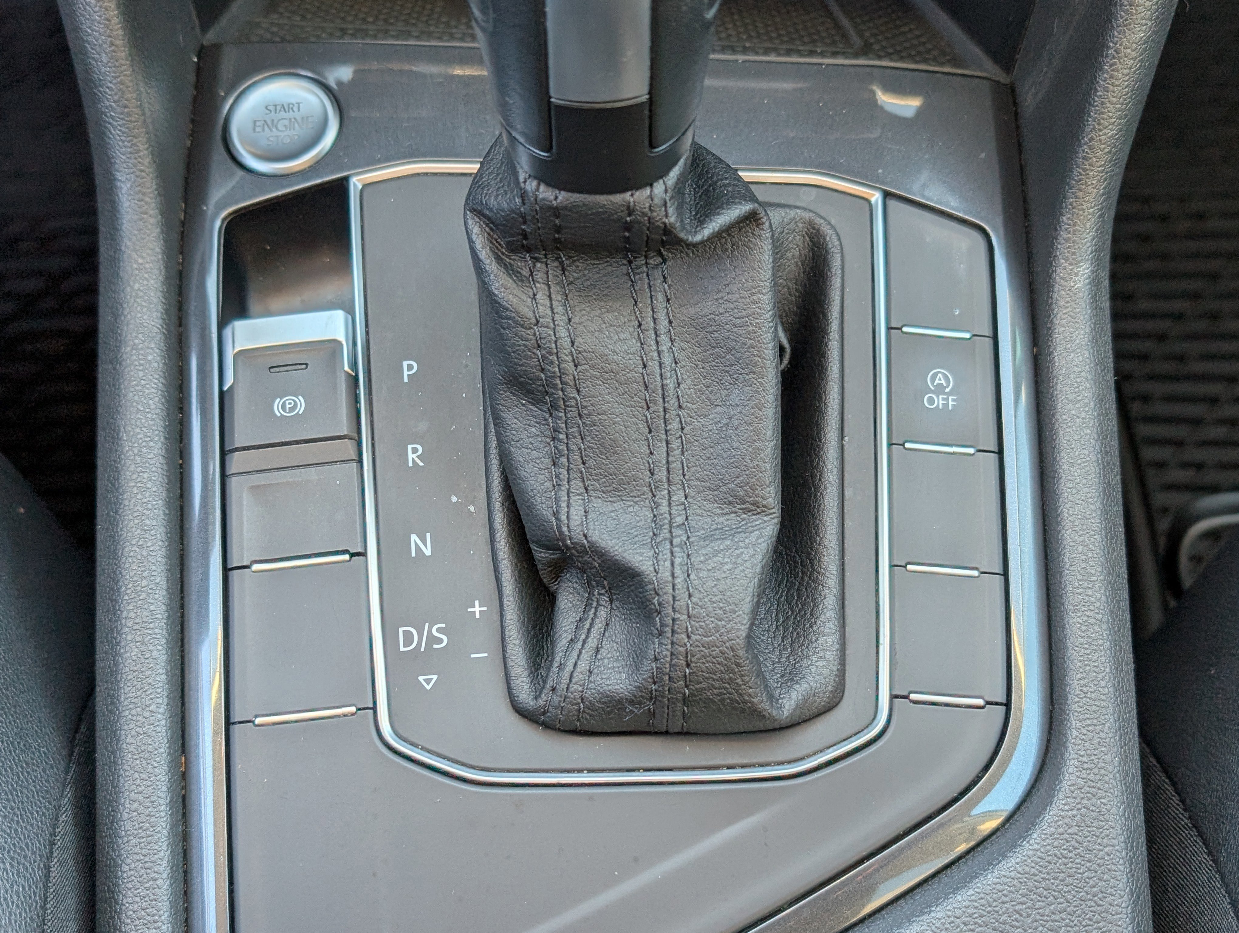 Used 2020 Volkswagen Tiguan SE image 25