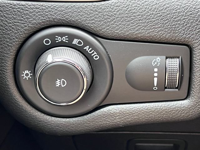 Used 2022 Jeep Cherokee Latitude w/ Sun & Sound Group AWD/4WD image 18