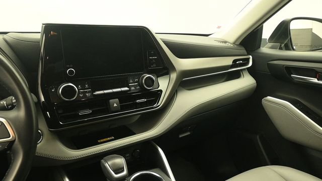 Used 2023 Toyota Highlander XLE AWD/4WD image 13